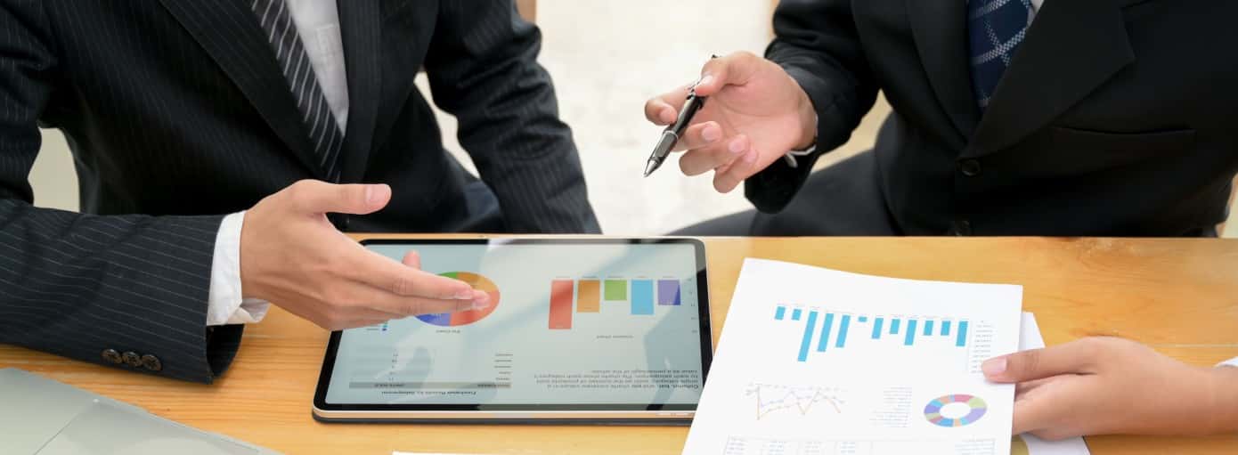 analyzing briefing business businessman chart collaboration colleagues communication connection t20 mLow9l